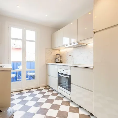 Apartment Ac & Balcony In Old Town